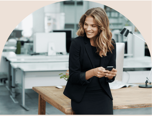 foto de una mujer emprendedora en su oficina