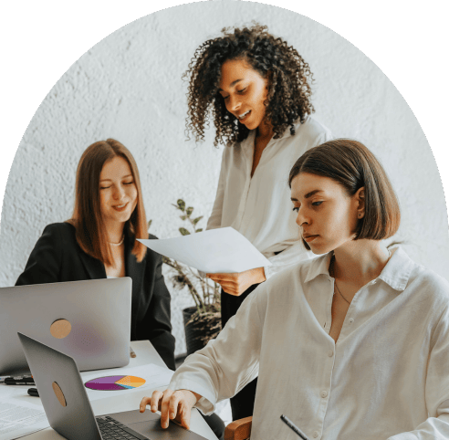 tres mujeres jóvenes trabajando en un mismo proyecto